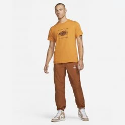 Jordan Flight Essentials Aνδρικό T-Shirt LIGHT CURRY/BLACK/DESERT BRONZE -Lifestyle Ρούχα Εκπτώσεις jordan m j flt ess hbr ss crew 11