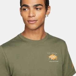 Jordan Flight Essentials Ανδρικό T-Shirt MEDIUM OLIVE/LIGHT CURRY/LIGHT CURRY -Lifestyle Ρούχα Εκπτώσεις jordan m j flt ess jdn air gfx crew 2