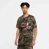 Jordan Jumpman Classics Ανδρική Κοντομάνικη Μπλούζα MEDIUM OLIVE/CAMO PRINT/GYM RED -Lifestyle Ρούχα Εκπτώσεις jordan m j jm clscs camo aop ss crew