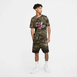 Jordan Jumpman Classics Ανδρική Κοντομάνικη Μπλούζα MEDIUM OLIVE/CAMO PRINT/GYM RED -Lifestyle Ρούχα Εκπτώσεις jordan m j jm clscs camo aop ss crew 3