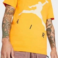 Jordan Jumpman Air HBR Ανδρικό T-shirt UNIVERSITY GOLD/BEACH -Lifestyle Ρούχα Εκπτώσεις jordan m j jumpman air hbr ss crew 2