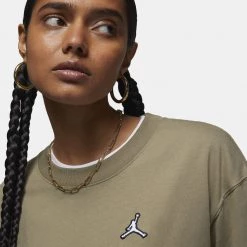 Jordan Essentials Γυναικείο T-Shirt MATTE OLIVE/WHITE -Lifestyle Ρούχα Εκπτώσεις jordan w j essen tee core 22 2