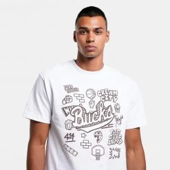 Mitchell & Ness Doodle Milwaukee Bucks Ανδρικό T-Shirt WHITE -Lifestyle Ρούχα Εκπτώσεις mitchell ness doodle ss tee milwaukee bucks 2