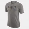 Nike NBA Brooklyn Nets Ανδρικό T-Shirt DK GREY HEATHER -Lifestyle Ρούχα Εκπτώσεις nike bkn m nk es ce logo tee 2