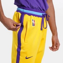 Nike Los Angeles Lakers Showtime Ανδρικό Παντελόνι Φόρμας AMARILLO/FIELD PURPLE/COAST/FIELD PURPLE -Lifestyle Ρούχα Εκπτώσεις nike lal m nk df shwtm pnt mmt 4