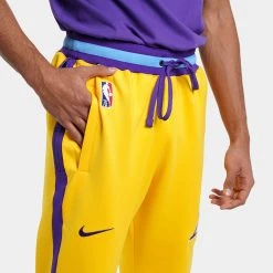 Nike Los Angeles Lakers Showtime Ανδρικό Παντελόνι Φόρμας AMARILLO/FIELD PURPLE/COAST/FIELD PURPLE -Lifestyle Ρούχα Εκπτώσεις nike lal m nk df shwtm pnt mmt 6